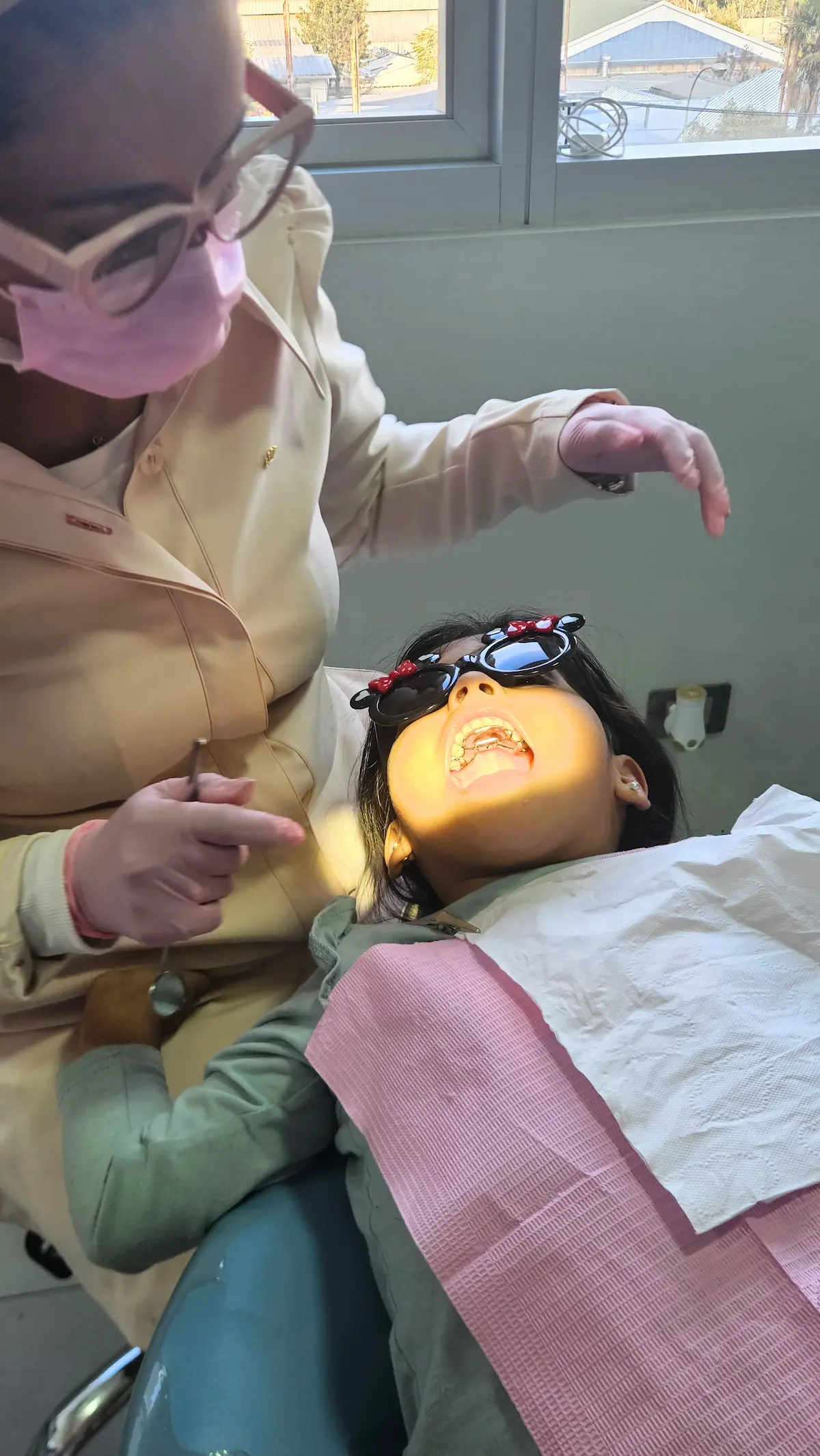 Dra. Ángela Barrera realizando un tratamiento de ortodoncia en AB Dental